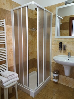 Kamer, 1 twee- of 2 eenpersoonsbedden | Badkamer | Een douche, gratis toiletartikelen, een haardroger, badjassen