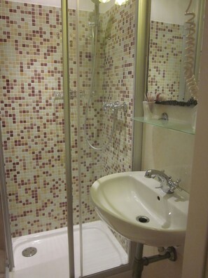 Deluxe Double or Twin Room | Bathroom | Shower, free toiletries, hair dryer, towels - Ai Tolentini (Venice)