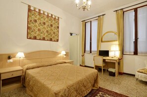 A hotel room with a bed, desk, chair, and a large mirror. - Ca'Turelli Dimora Storica (Venice)