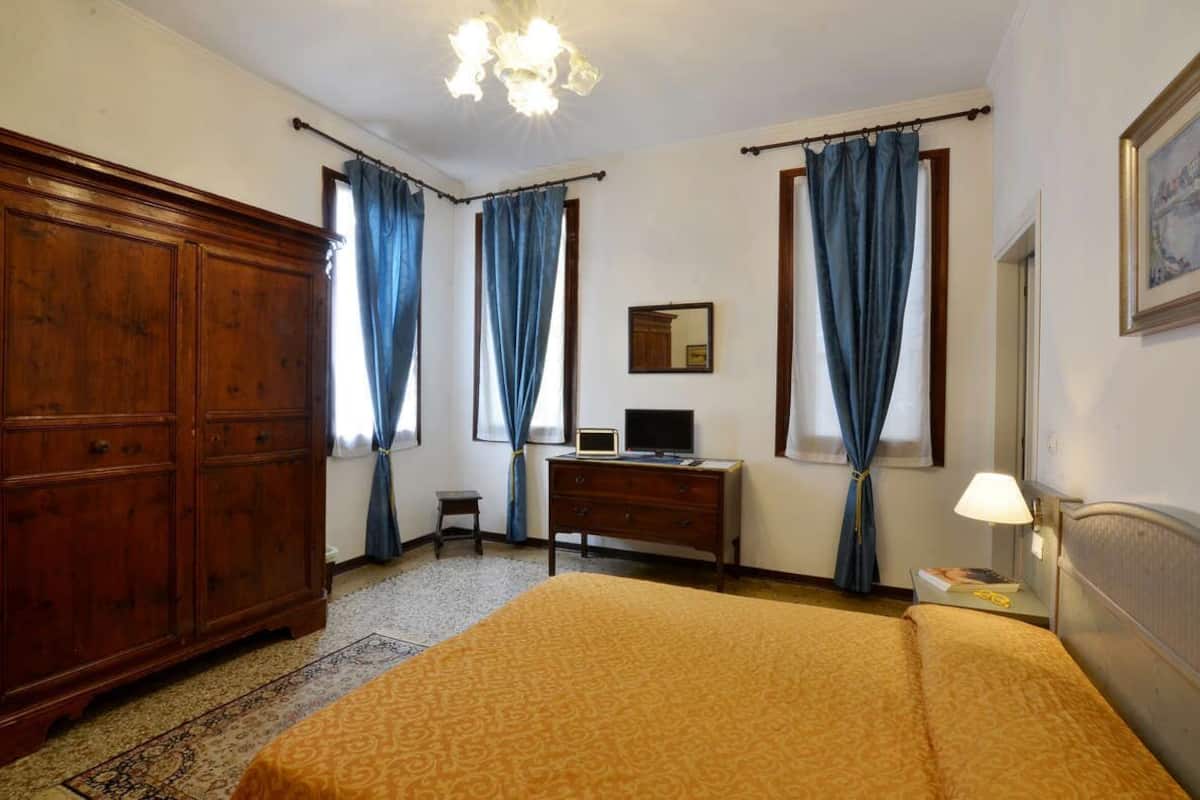 Habitación doble estándar | Ropa de cama de alta calidad y wifi gratis