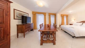 Apartment | Minibar, in-room safe, free WiFi