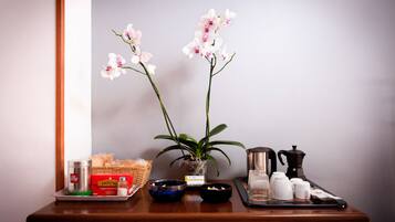 Escritorio, cortinas blackout y wifi gratis