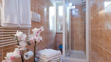 Quarto casal | Banheiro | Chuveiro, secador de cabelo, toalhas de banho