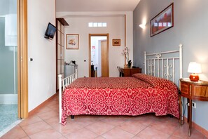 Double Room | Desk, blackout drapes, free WiFi