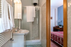 Double Room | Desk, blackout drapes, free WiFi