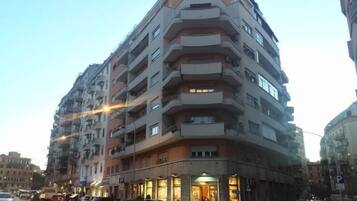 Fachada de la propiedad por la tarde o noche