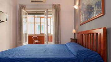 Escritorio, cortinas blackout y wifi gratis