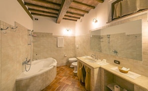 Camera doppia, 1 camera da letto, bagno privato | Bagno | Doccia, set di cortesia gratuito, asciugacapelli, bidet