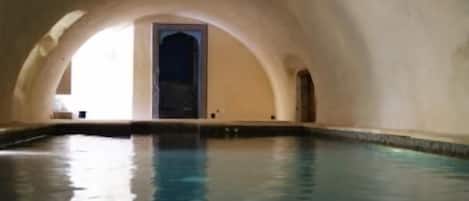 Piscine couverte, chaises longues