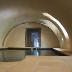Piscine couverte, chaises longues
