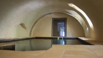 Piscine couverte, chaises longues