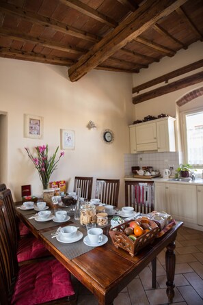Free daily continental breakfast - Il Bargello (Florence)