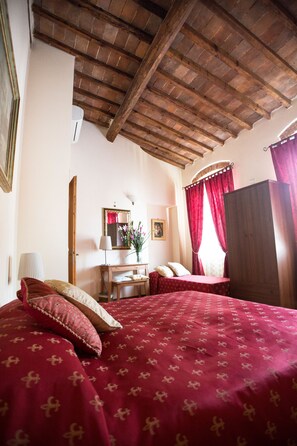 Down duvets, in-room safe, desk, iron/ironing board - Il Bargello (Florence)