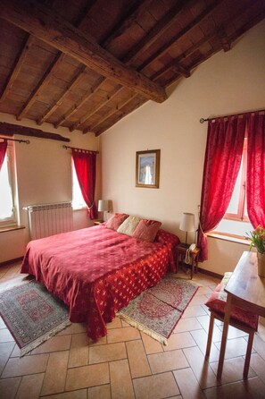 Rom – classic | Dundyner, safe på rommet, skrivebord og strykejern/-brett