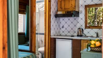 Kühlschrank, Wasserkocher mit Kaffee-/Teezubehör, Wasserkocher