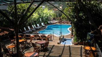 Piscina stagionale all'aperto, ombrelloni da piscina, lettini