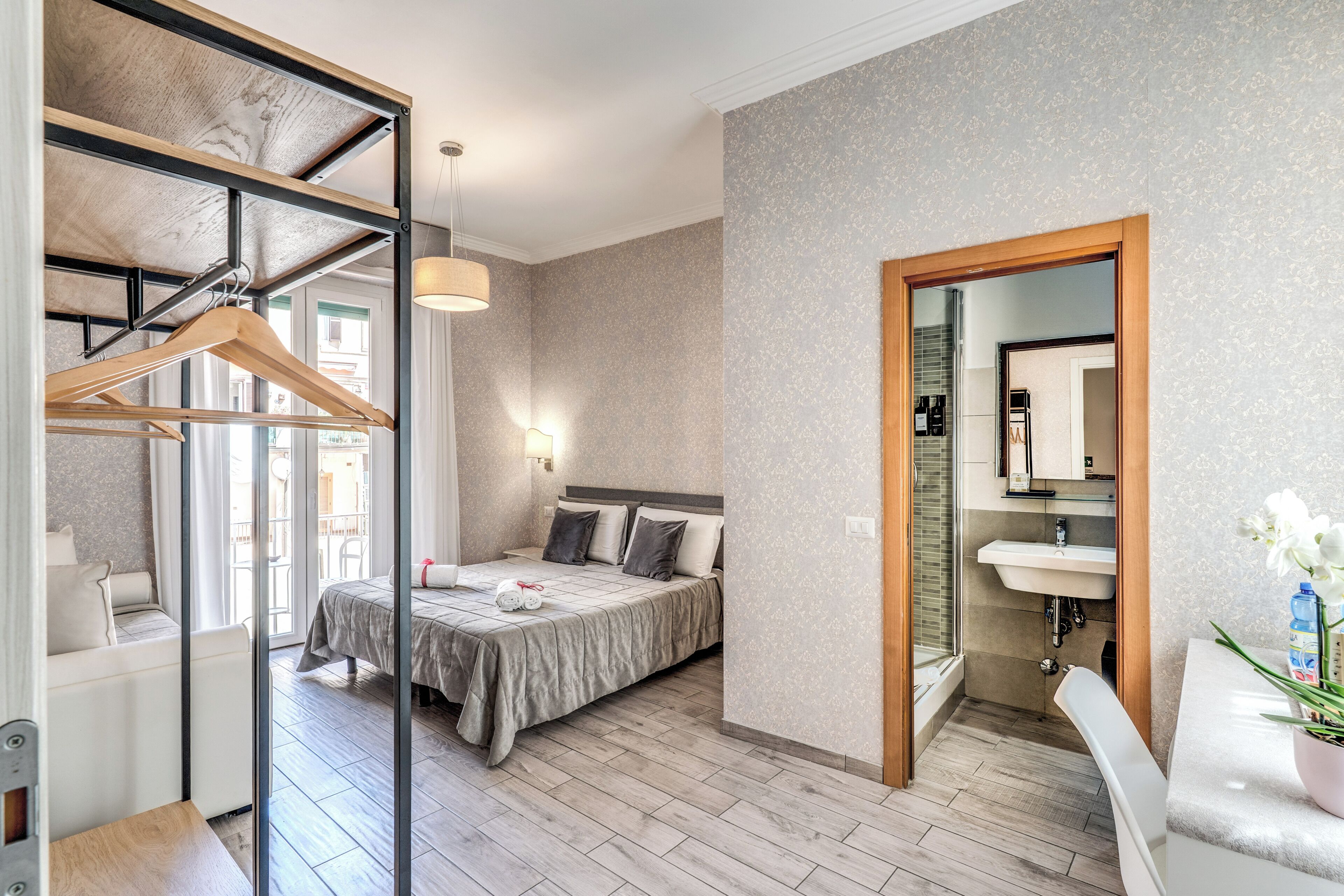 办公桌、熨斗/熨板、婴儿床、免费 WiFi