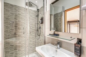 Shower, free toiletries, hair dryer, slippers - Marta Inn (Rome)