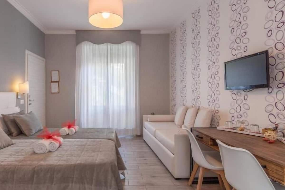 Bureau, fer et planche à repasser, lits bébé (en supplément)