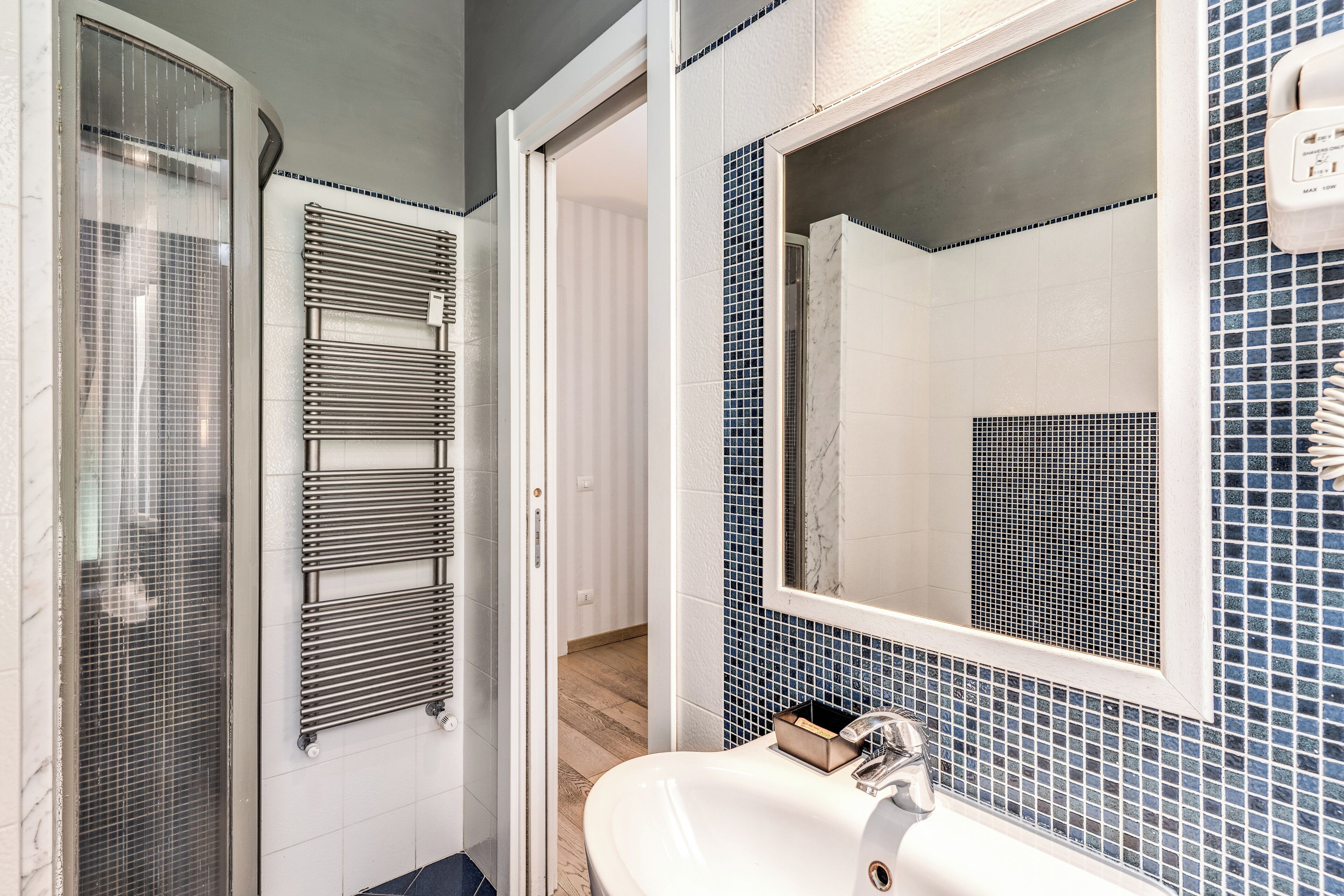 تجهيزات دش، مستلزمات مجانية للعناية الشخصية، مجففات شعر، خف للقدمين