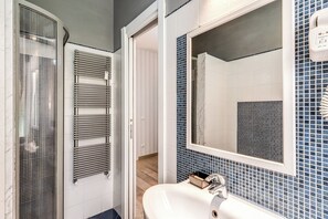 Douche, articles de toilette gratuits, sèche-cheveux, chaussons