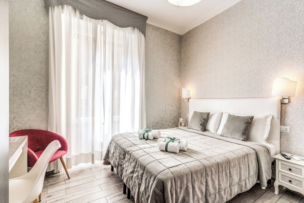 Double or Twin Room (External bathroom)