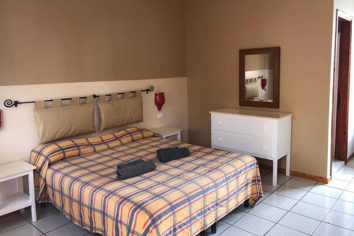 Habitación estándar con 1 cama doble o 2 individuales | Caja fuerte, escritorio, cortinas opacas