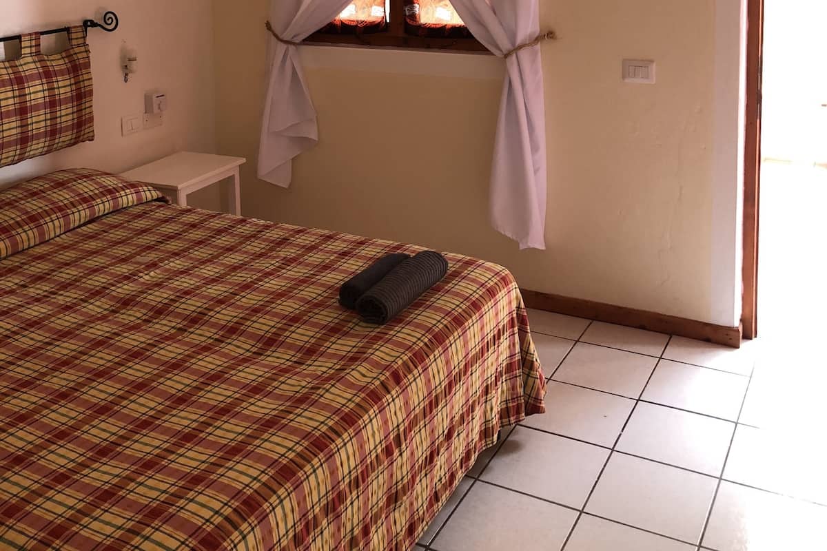 Habitación económica con 1 cama doble o 2 individuales | Caja fuerte, escritorio, cortinas opacas