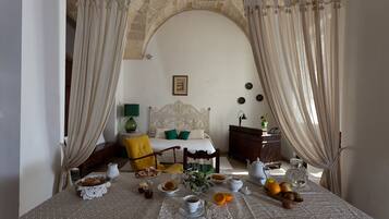 Suite Studio | Draps italiens Frette, couette en duvet d'oie, minibar