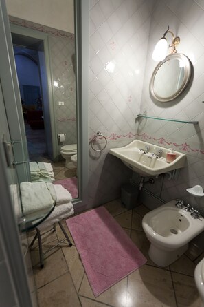 Studio Suite | Bathroom | Shower, free toiletries, hair dryer, bidet
