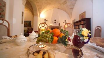 Desayuno completo gratuito y diario