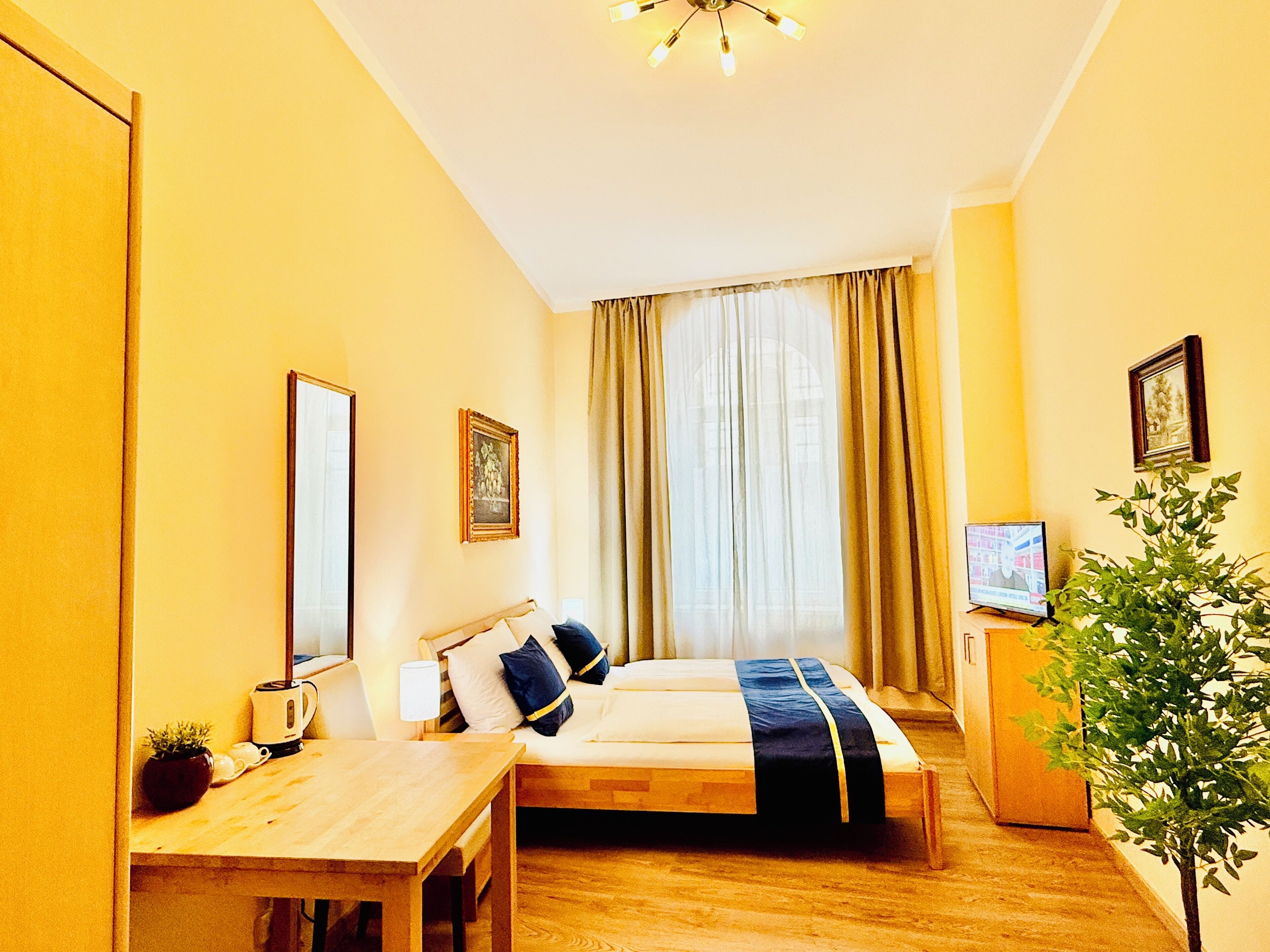 Colchones con pillow-top, escritorio y tabla de planchar con plancha 