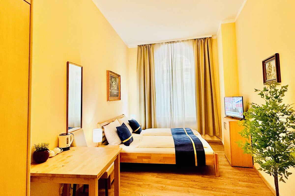 Quarto casal | Camas com colchões pillow-top, escrivaninha