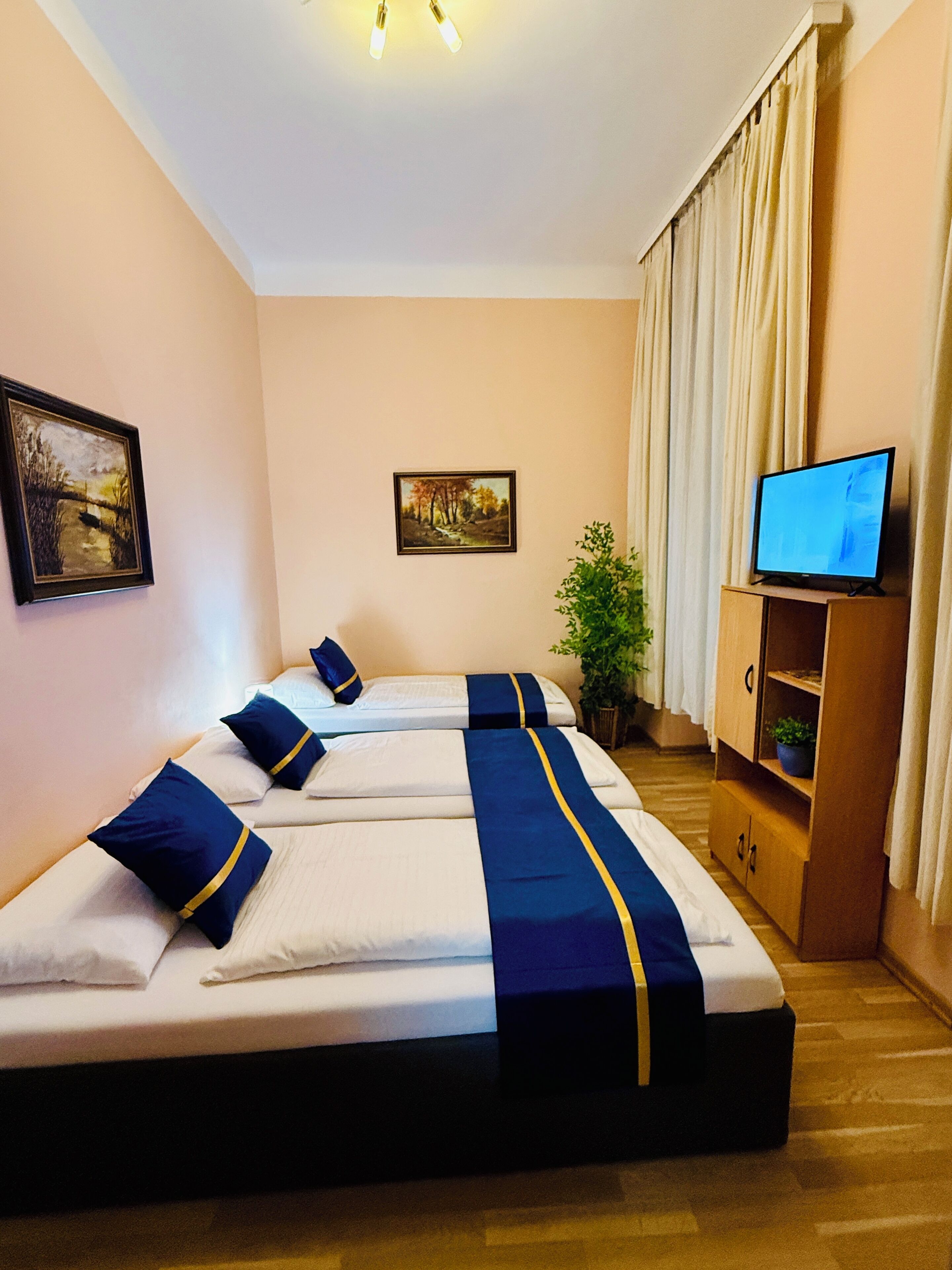 Colchones con pillow-top, escritorio y tabla de planchar con plancha 