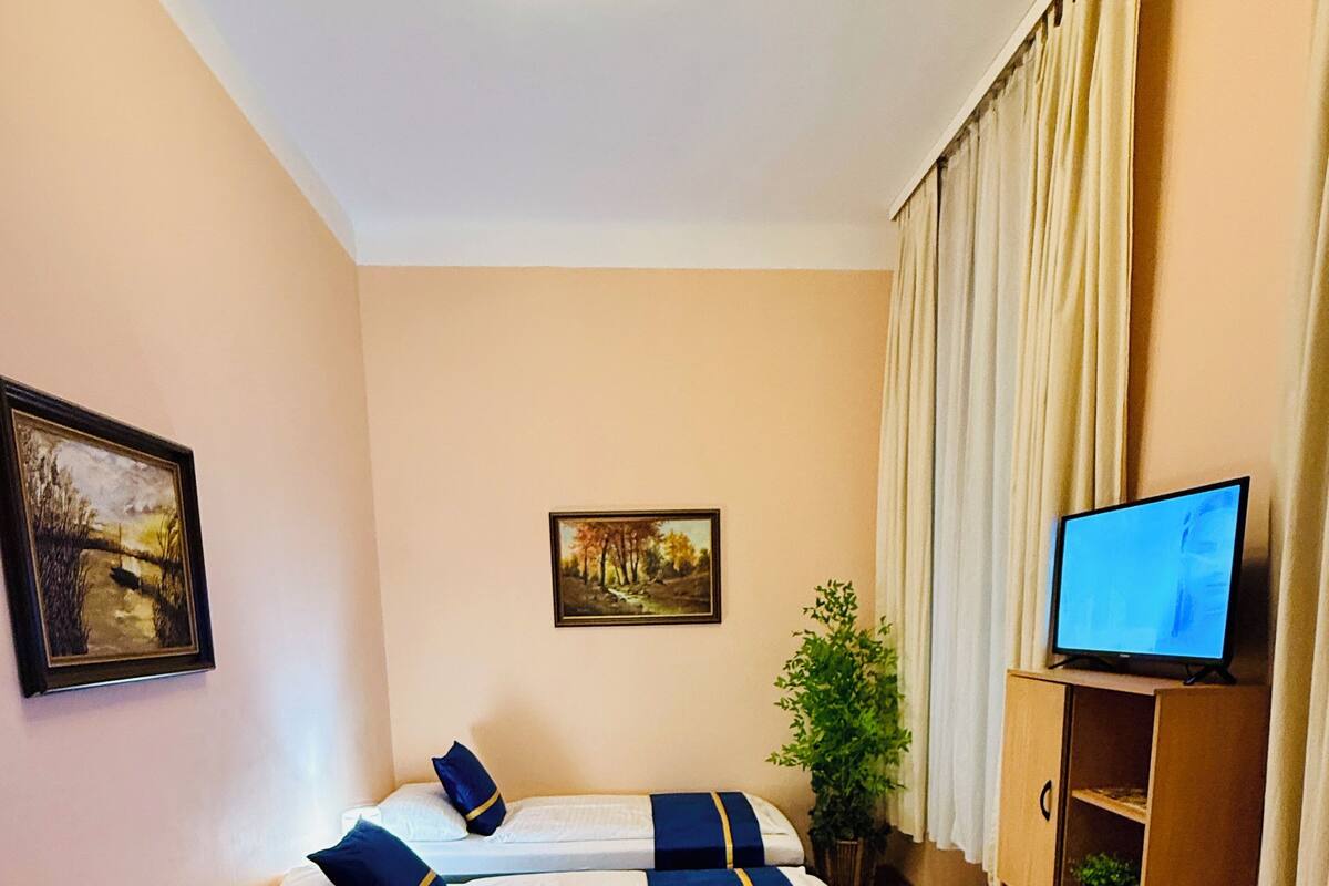 Quarto triplo | Camas com colchões pillow-top, escrivaninha