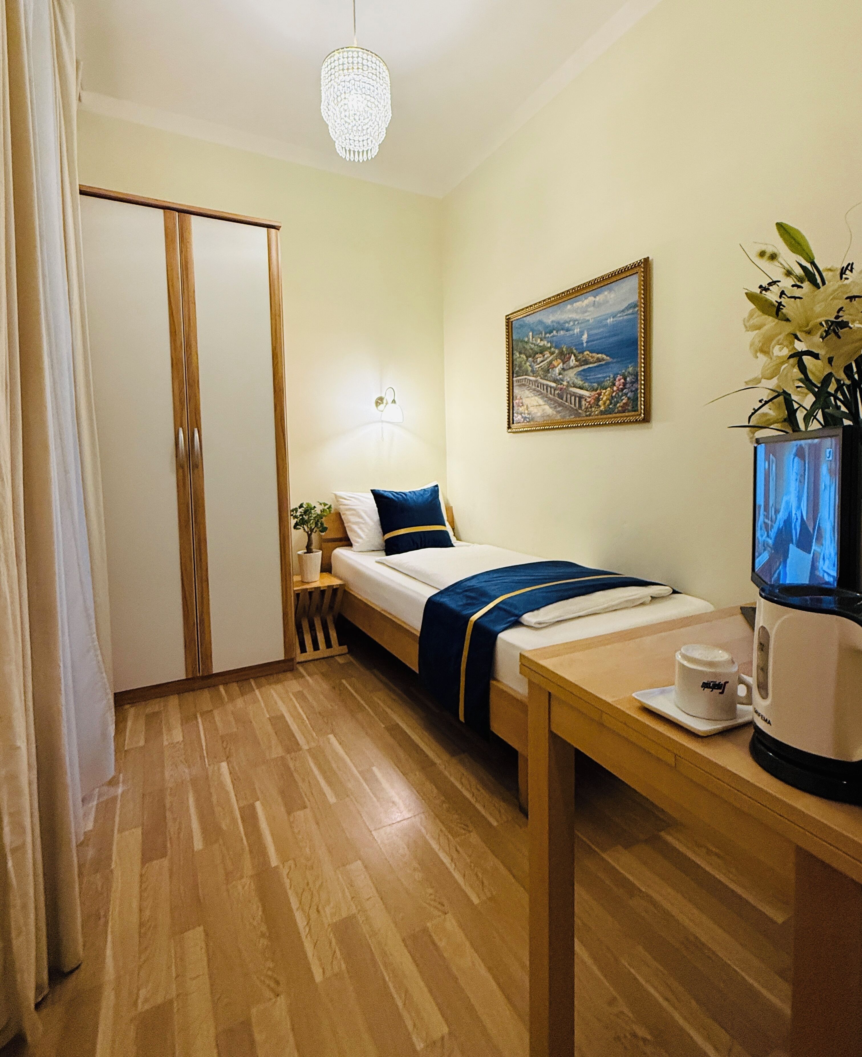 Colchones con pillow-top, escritorio y tabla de planchar con plancha 