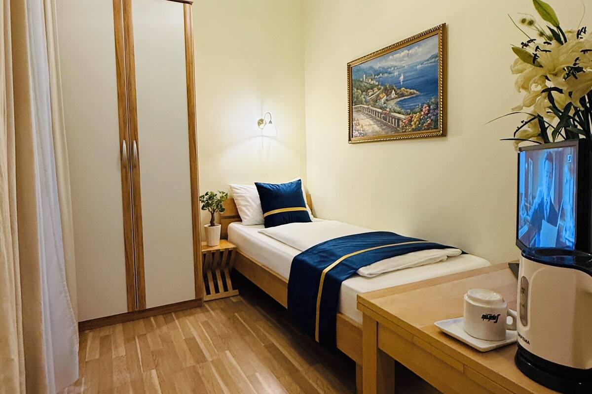 Quarto solteiro | Camas com colchões pillow-top, escrivaninha
