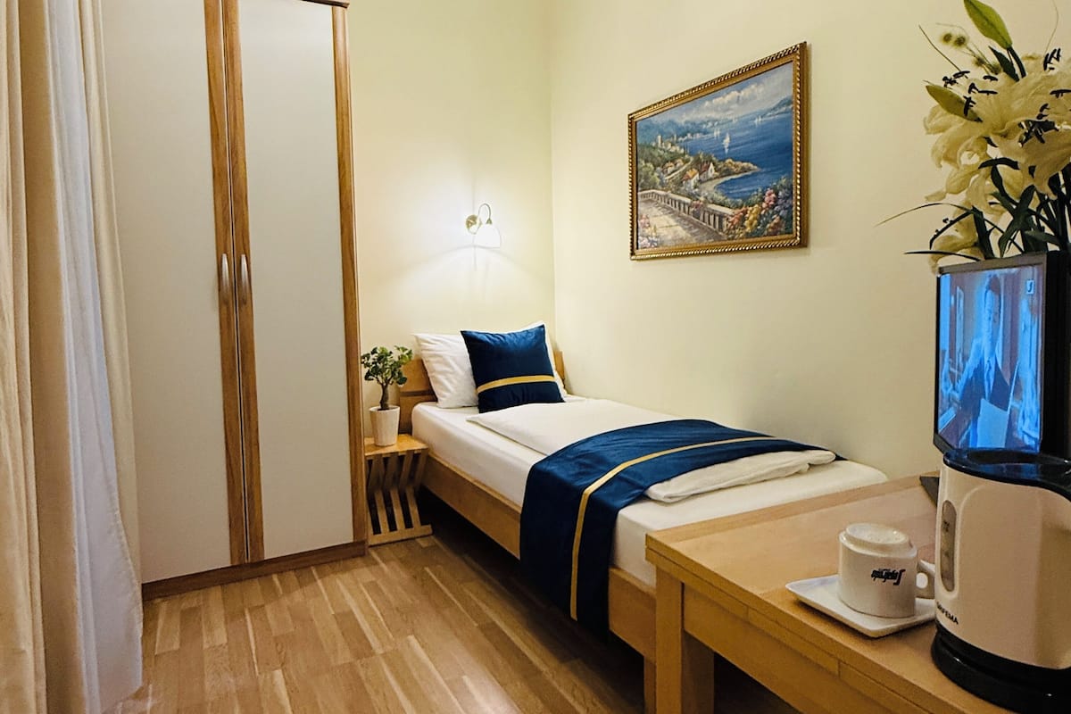 Colchones con pillow-top, escritorio y tabla de planchar con plancha