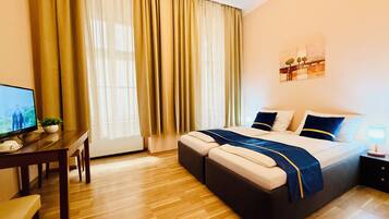 Tweepersoonskamer | Pillowtop-bedden, een bureau, een strijkplank/strijkijzer, gratis wifi