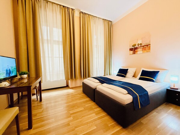 Doppelzimmer | Pillowtop-Betten, Schreibtisch, Bügeleisen/Bügelbrett, kostenloses WLAN