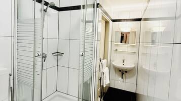 Triple Room | Bathroom | Shower, free toiletries, hair dryer, towels
