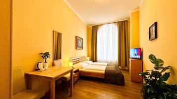 Colchones con pillow-top, escritorio y tabla de planchar con plancha