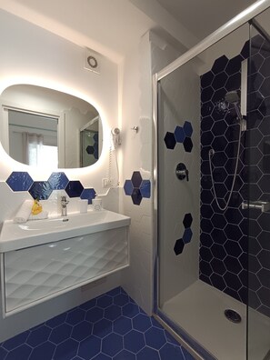 Classic Triple Room, Terrace | Bathroom | Shower, rainfall showerhead, free toiletries, hair dryer - B&B Venus Inn Residence (Positano)