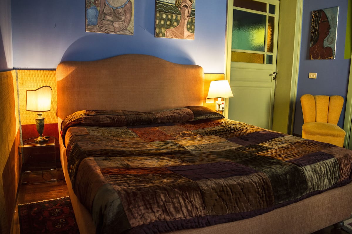 Cunas, camas plegables/adicionales, wifi gratis y ropa de cama