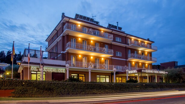 A multi-story hotel with balconies, a sign for 'AG. Immobilier', and a 'Marion Park Hotel' sign. - Marini Park Hotel (Rome)