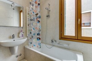 Standard Apartment | Bathroom | Combined shower/tub, hair dryer, towels - Apartment Goldoni (Venice)