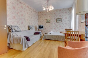Standard Apartment | Living area | TV - Apartment Goldoni (Venice)