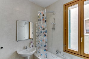 Standard Apartment | Bathroom | Combined shower/tub, hair dryer, towels - Apartment Goldoni (Venice)