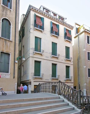 Front of property - Apartment Goldoni (Venice)