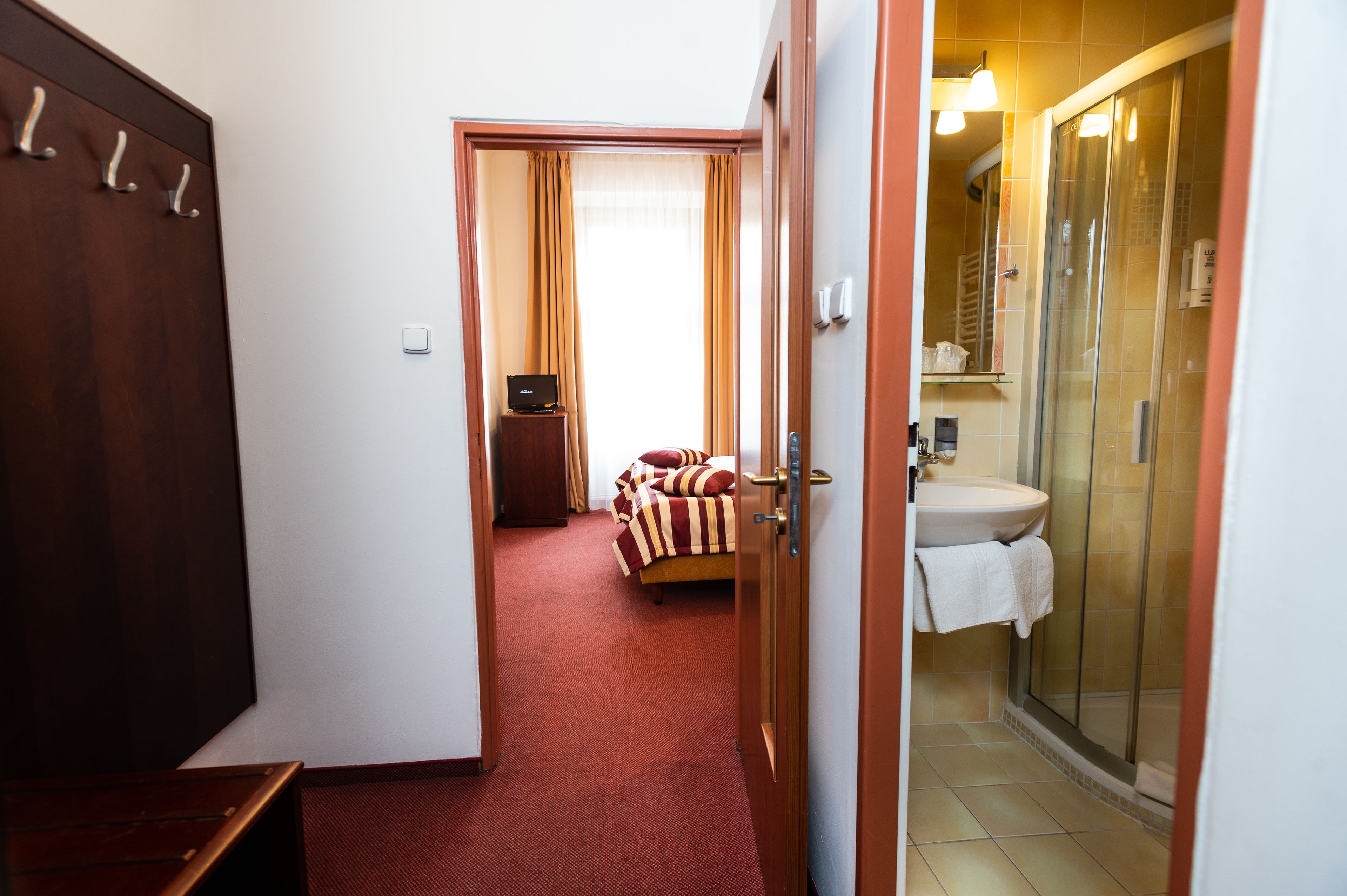 standard twin room, 2 single beds | hypo-allergenic bedding, memory-foam beds, in-room safe